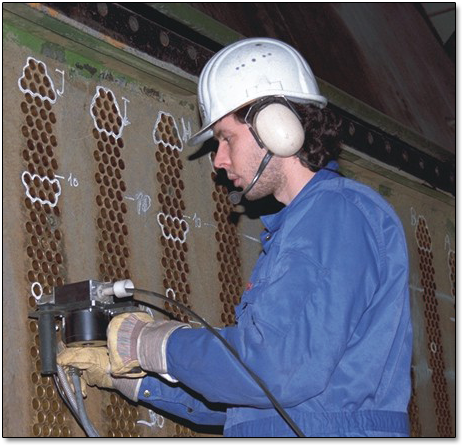 Condensor Testing, Assistent with Push-Puller